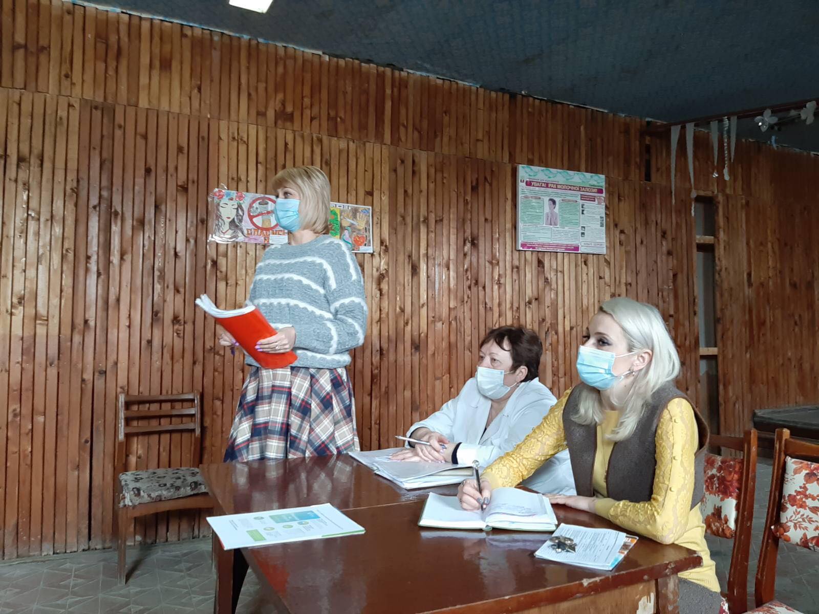 18.03.2021 року проведене заняття з лікарями та середнім медичним персоналом, завідуючими ФАП та ФП КНП «Великобурлуцький Центр ПМСД» з приводу захворюваності на COVID-19 в Україні та на території Великобурлуччини. Проведення вакцинації проти COVID-19 в Україні.